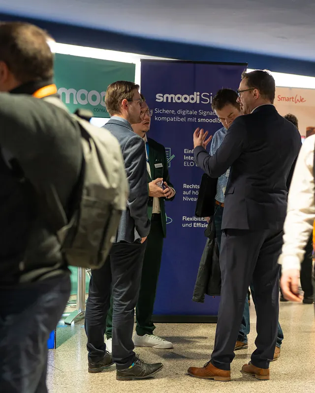 Gespräch am smoodi-Stand auf dem ELO ECM-Fachkongress